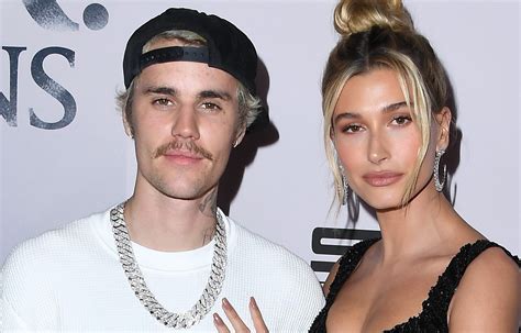 Who does justin bieber dating right now